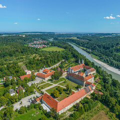 Ausblick auf Kloster und Gemeinde Raitenhaslach bei Burghausen in der Region Inn-Salzach - obrazy, fototapety, plakaty