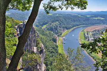 Blick auf das Tal der Elbe sächsische Schweiz Deutschland
