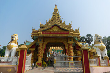 Obraz premium Picture of entrance gate of Global Vipassana centre of Mumbai. Buddhism, Hinduism, sanatan, marathi, pilgrims, meditation, architecture, beautiful, monks, meditation