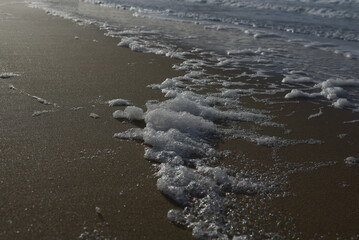 mousse d'écume sur le sable