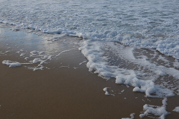 mousse d'écume sur le sable