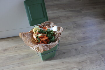 Poubelle verte de bio déchets dans la cuisine de la maison, recycler les déchets biodégradables.