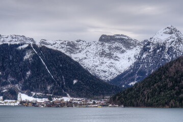 Blick über den Achensee auf den Ort Pertisau im Winter