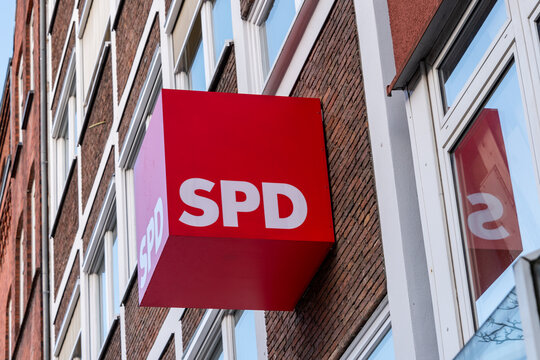 Symbol der Sozialdemokratischen Partei Deutschlands SPD an der Fassade eines Hauses