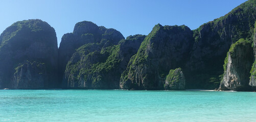 Fototapeta premium Beautiful sea and rocks of Maya Bay, Phuket, Thailand.