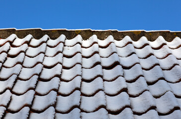 Dach und Himmel im Winter