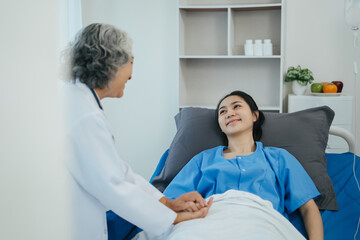 Obraz premium Hospital and its specialist doctors take care of patient with expertise, advice, discussion and fostering confidence.