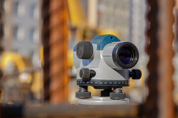 construction tool level that stands on a tripod