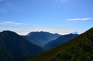 南アルプス　仙丈ケ岳から望む鳳凰三山（地蔵ヶ岳・観音ヶ岳・薬師ヶ岳）と富士山