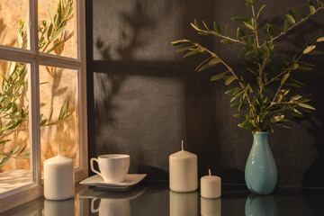 Tasse à café sur le plan de travail d'une cuisine dans une maison Provençale avec les rayons du...