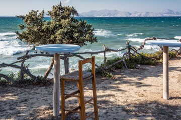 stolik z widokiem na morze