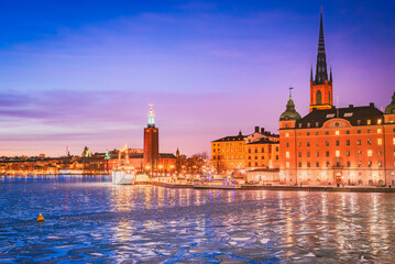 Obraz premium Stockholm, Sweden. Sunset over Gamla Stan and frozen Lake Malaren
