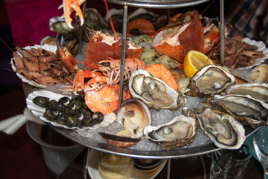 Plateau de fruits de mer avec hu&icirc;tres, langoustines, crabes, palourdes, crevettes roses, bulots , crabes, crevettes grises