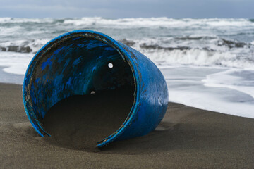 海に流れ着いたゴミ