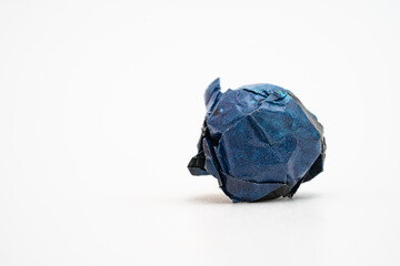 Blaues Papierknäuel