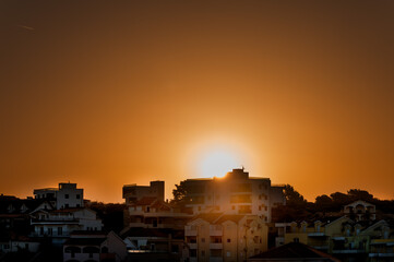 Wschód słońca nad Chorwackim miastem. Miasto w chorwacji. Wschód słońca nad budynkami....