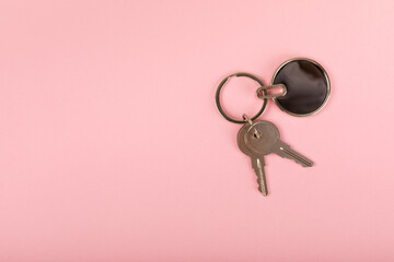 Keychain with key ring isolated on a colored background. Concepts for real estate and moving home or renting property. Buying a property. Mock-up keychain.Copy space. - obrazy, fototapety, plakaty