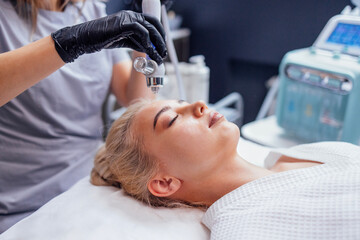 Obraz na płótnie Canvas Rejuvenating facial gas liquid treatment. Hydro air skin cleansing operation