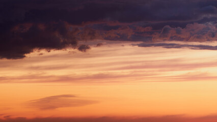 The blue and purple hues of the evening sky were reflected in the clouds, creating a dreamy and romantic atmosphere.