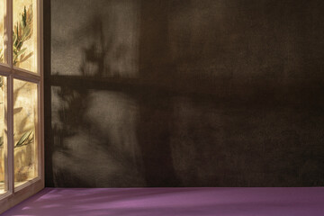 Panorama de fond d'un mur noir et support violet pour création d'arrière plan. Panoramique avec...