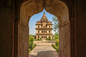 Obraz premium Orchha, India - 02 June 2022 - Royal Chhatris or Cenotaphs are the historical monuments situated on the banks of River Betwa in Orchha, Madhya Pradesh, India.