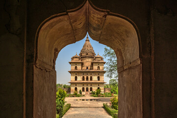 Obraz premium Orchha, India - 02 June 2022 - Royal Chhatris or Cenotaphs are the historical monuments situated on the banks of River Betwa in Orchha, Madhya Pradesh, India.