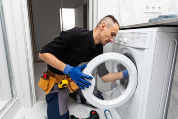 Obraz premium studio photo of washing machine repairman