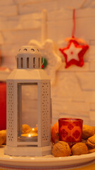 Latarnia na świeczki na tle ozdób swiatecznych © Pabarte