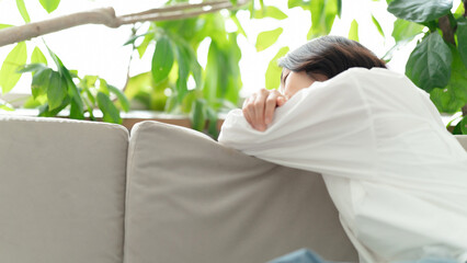 ソファで寛ぐ女性