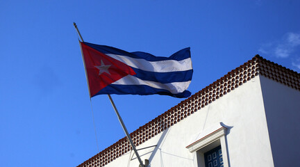Drapeau cubain flottant au vent.