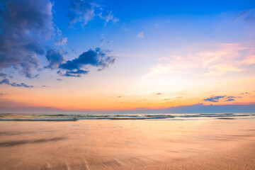 Fototapeta na wymiar Calm seascape with a beautiful sunset sky and fluffy clouds.