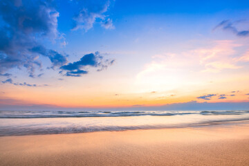 Fototapeta na wymiar Calm seascape with a beautiful sunset sky and fluffy clouds.