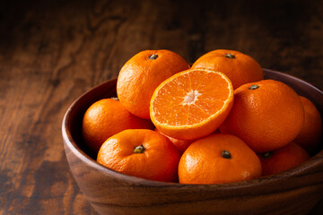 木製のボウルに入ったみかん