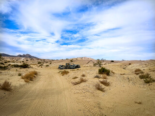 Fototapeta na wymiar Coche en el desierto