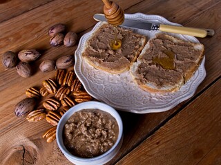 White bread slices with pecan nut butter and honey