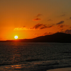 Atardecer en las Islas Gal&aacute;pagos, Ecuador. Esta imagen es una de la secuencia del ocaso capturada en el instante en que el sol rueda y baja por la monta&ntilde;a. 