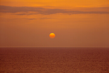 Desde el Malec&oacute;n de la Habana se pueden divisar atardeceres que regala el oc&eacute;ano, pintando el cielo de tonalidades rojizas mientras el sol se esconde detr&aacute;s de las nubes.
