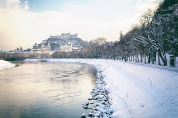 Salzburg Stadt im Winter - 704533139