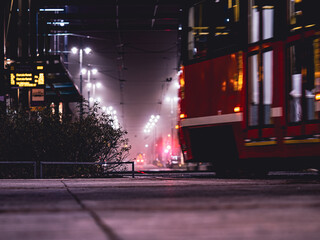 Nocny krajobraz miejski - Katowice, przystanek tramwajowy