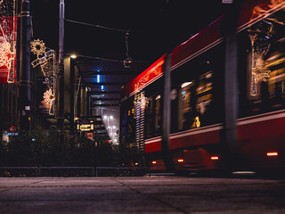 Nocny krajobraz miejski - Katowice, przystanek tramwajowy - obrazy, fototapety, plakaty