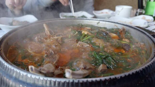 전골에 염소 그림을 넣고 뜨겁게 끓인 한국의 건강한 전통 음식