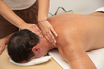Obraz na płótnie Canvas Man receiving relaxing massage session