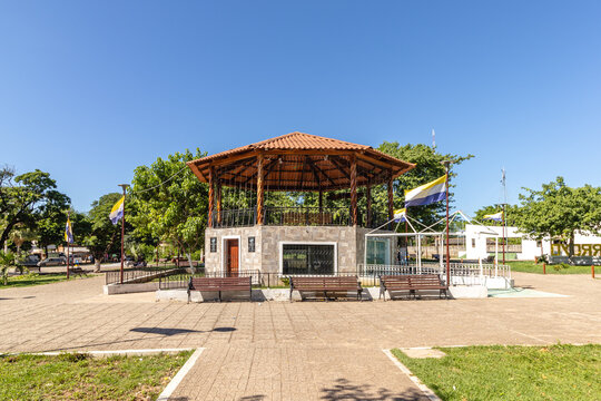 coreto em pra&ccedil;a p&uacute;blica na cidade de Puerto Quijarro, Bol&iacute;via, divisa com Mato Grosso do Sul, Brasil