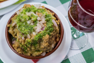 Escaldón de gofio y copa de vino en un restaurante de las islas Canarias