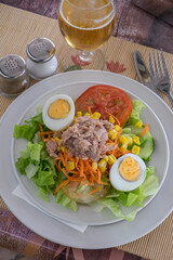 Ensalada mizta con atún y huevo duro