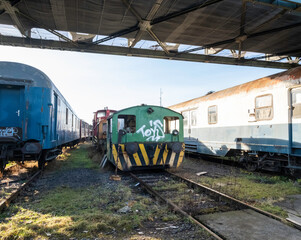 Züge und Lokomotiven auf dem Abstellgleis