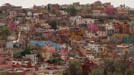 Fototapeta na wymiar The colorful neighbourhood right nex to Pastitos Park, Guanajuato, Mexico