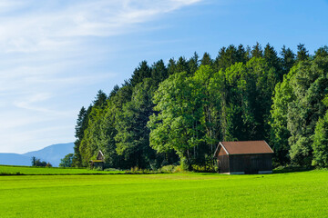 Obraz premium Holzhütte in Alpenlandschaft Bayern