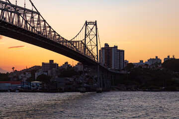 pôr-do-sol  laranja e a silhueta da Ponte Hercílio Luz de Florianópolis SC Brasil e  Florianopolis 