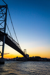 Fototapeta premium mar e o pôr-do-sol Ponte Hercílio Luz de Florianópolis SC Brasil Florianopolis 
